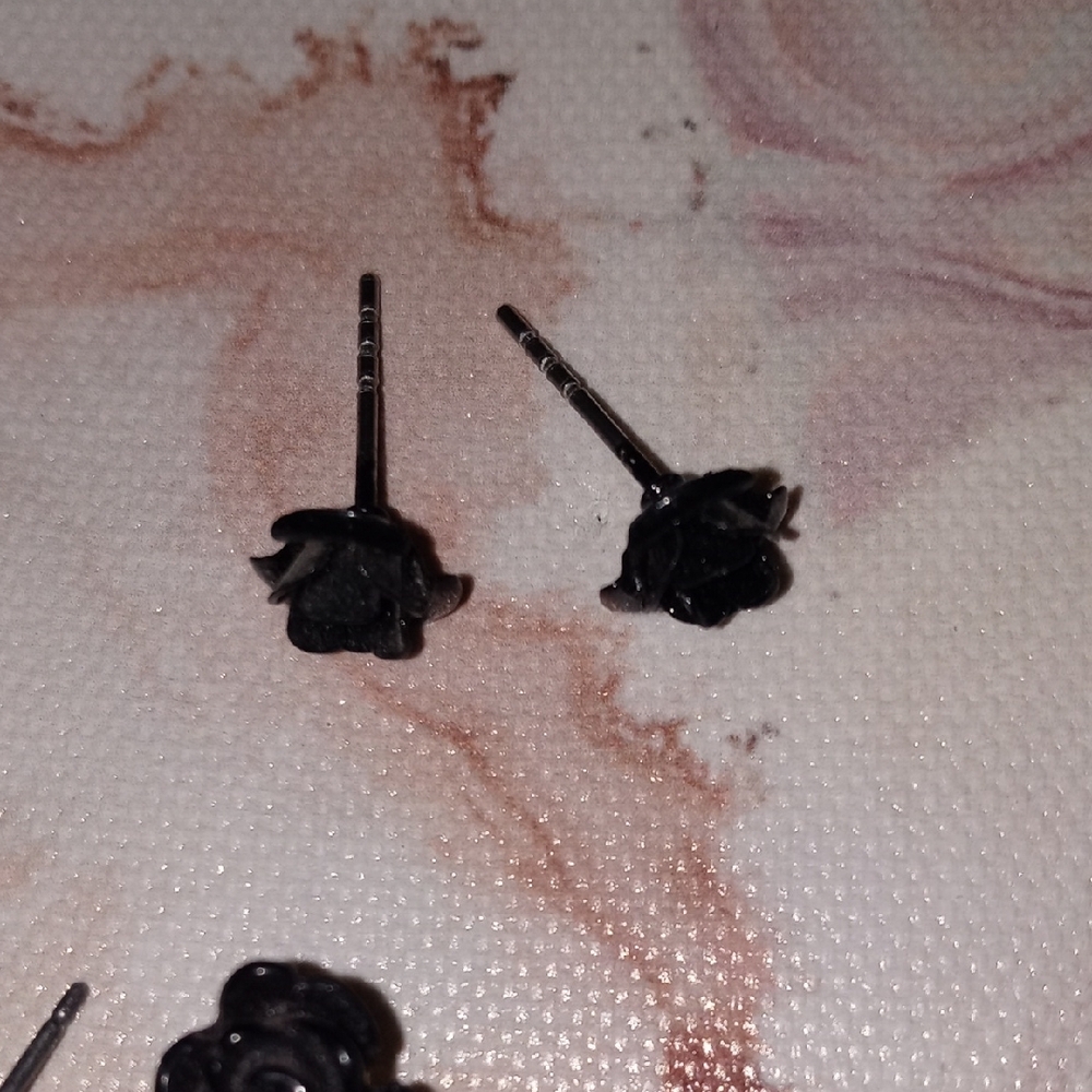 Elegant Black Rose Stud Earrings with Gold Accents - Picture 3 of 5
